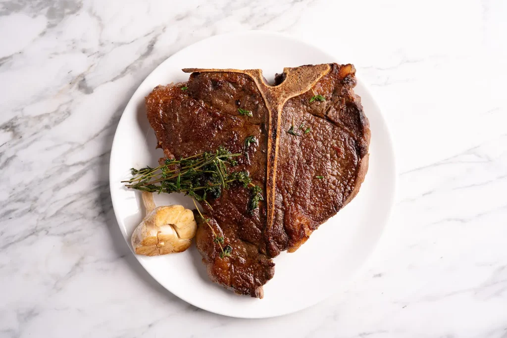 Steak auf hellem Hintergrund – Galeriebild 3/3 – Zotter Fleisch – Produkte