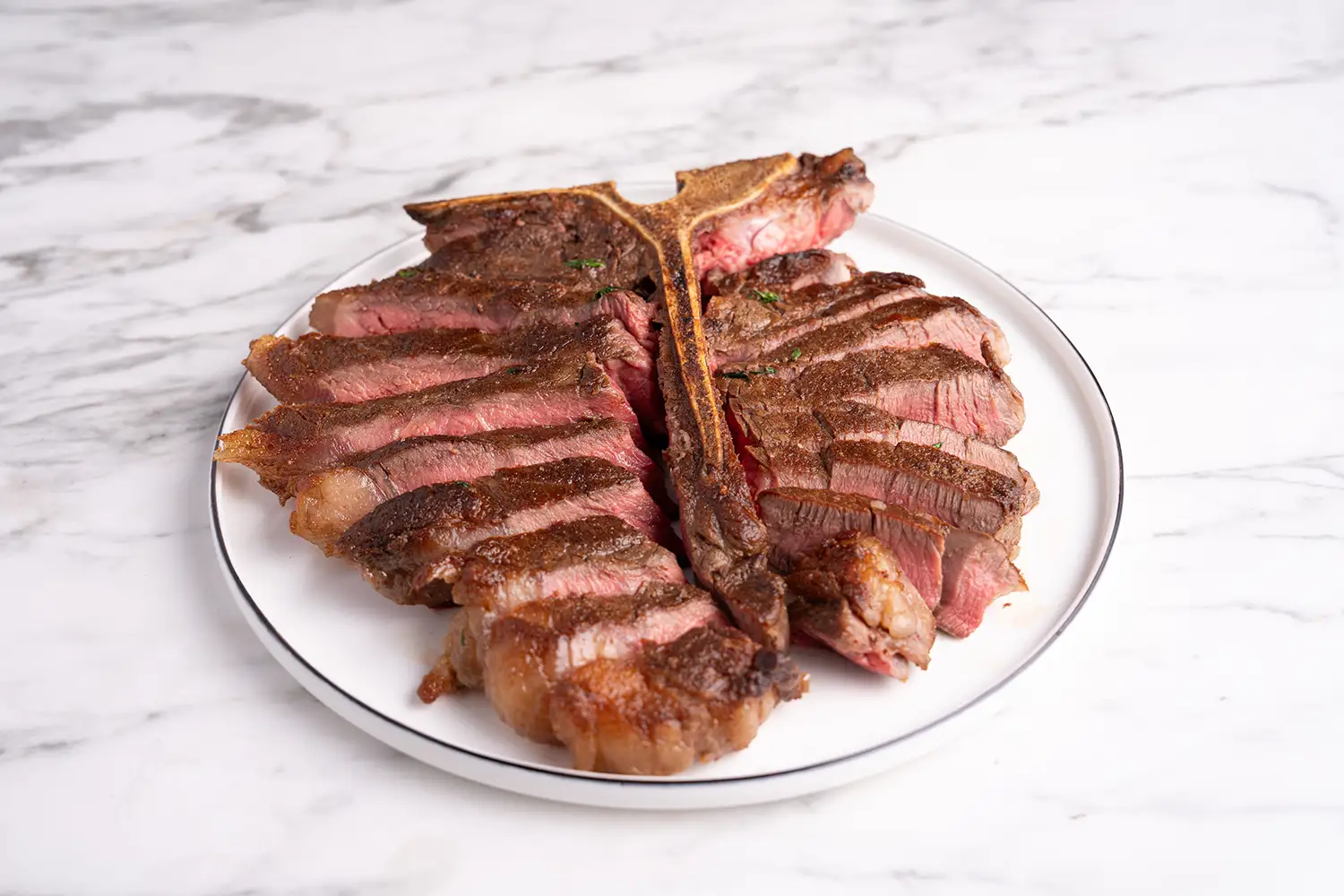 Steak auf hellem Hintergrund