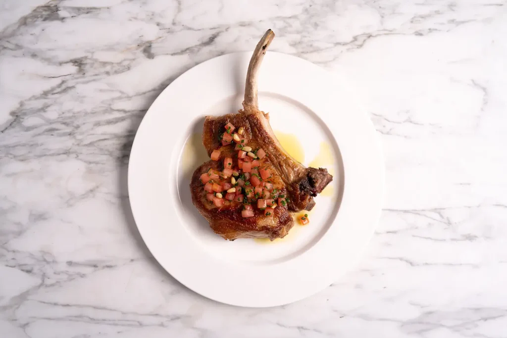 Schweinekeule zubereitet auf hellem Hintergrund – Galeriebild 3/3 – Zotter Fleisch – Produkte