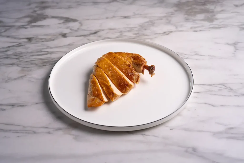 Gebratenes Hühnerfilet auf weißem Teller – Galeriebild 3/3 – Zotter Fleisch – Produkte